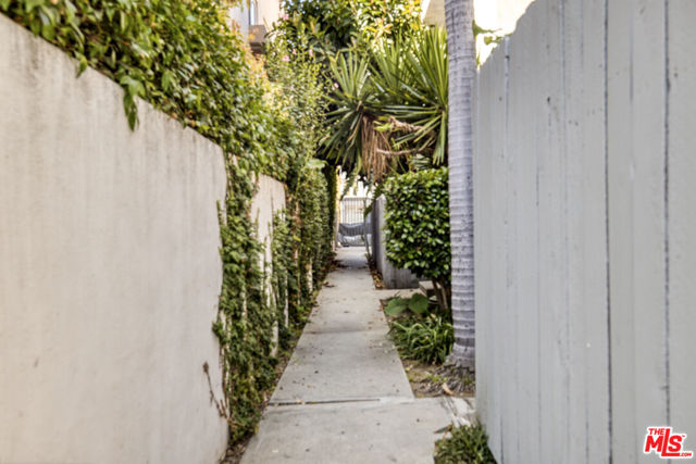 1253 Federal Avenue, Los Angeles CA: https://media.crmls.org/mediaz/9cde3935-158a-434c-9ebd-5c6aa9399ef7.jpg