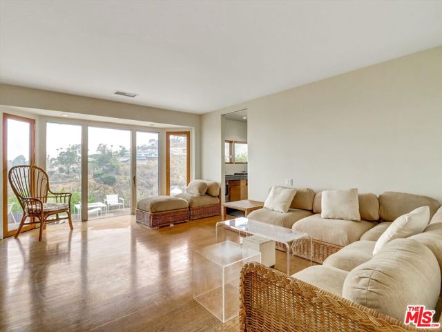16959 Dulce Ynez Lane, Pacific Palisades CA: https://media.crmls.org/mediaz/9cdedbc8-167f-40af-8395-39a43574ec89.jpg