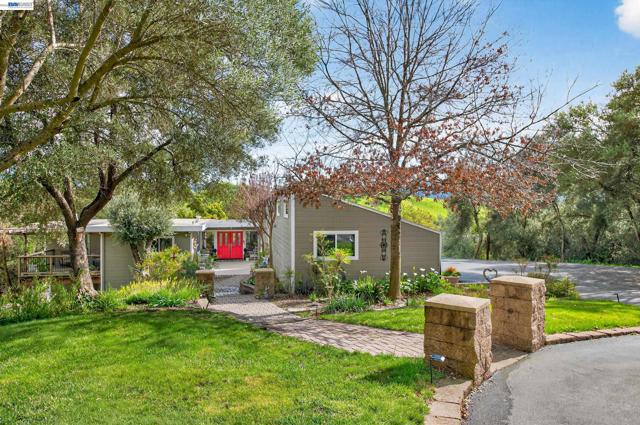 10700 Foothill Rd, Sunol CA: https://media.crmls.org/mediaz/9cdfbcf0-222b-4fa7-b75f-017e2ec2dadc.jpg