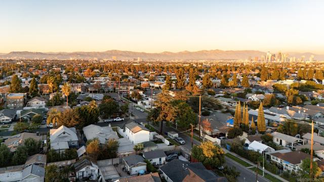 1900 W 41St St, Los Angeles CA: https://media.crmls.org/mediaz/9ce02105-e076-4d4e-81af-e6fbc9a83494.jpg