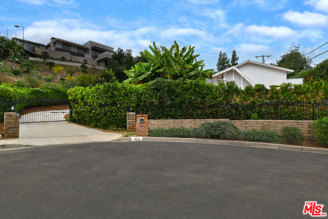 4053 Harclare Lane photo 2