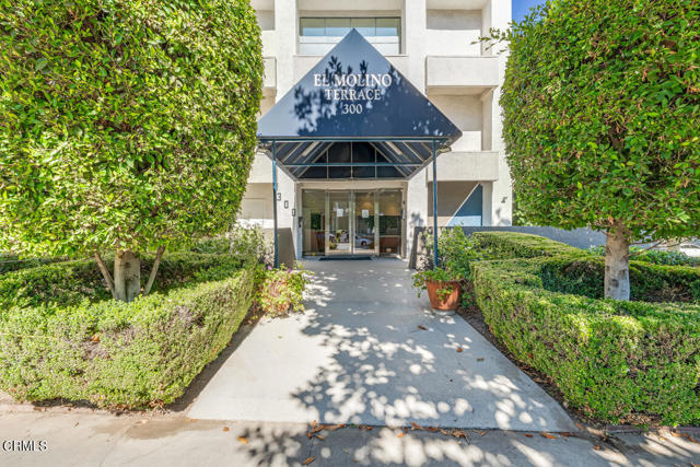 300 N El Molino Avenue, Pasadena CA: https://media.crmls.org/mediaz/9ce11f93-1719-410b-9189-cca36fb184b7.jpg