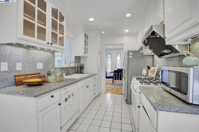 41025 Pajaro Dr, Fremont CA: https://media.crmls.org/mediaz/9ce1a6d1-9a37-476b-8eb6-46f74255f23c.jpg