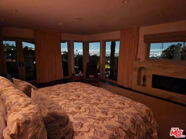 1380 Summitridge Place, Beverly Hills CA: https://media.crmls.org/mediaz/9ce1a9a2-37ad-48f8-a983-40686ed9ca95.jpg