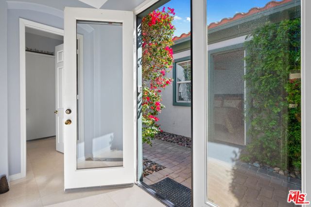 56645 Mountain, La Quinta CA: https://media.crmls.org/mediaz/9ce1e9a9-94f8-4b3c-8e34-33e001e3724e.jpg