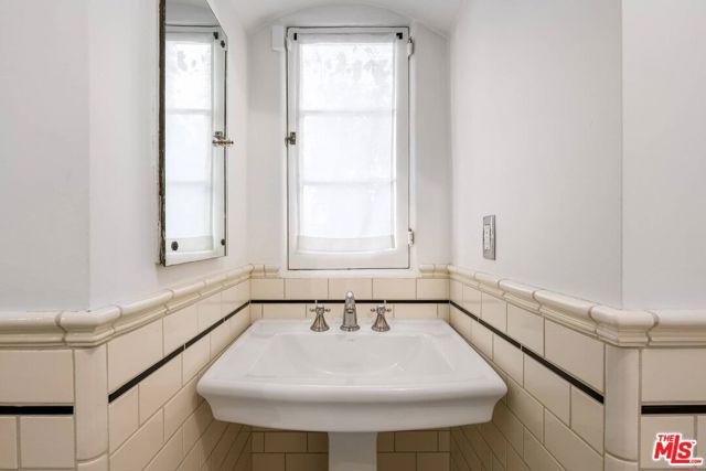 1539 Ensley Avenue, Los Angeles CA: https://media.crmls.org/mediaz/9ce22d64-9e49-4430-8667-974dff33b185.jpg
