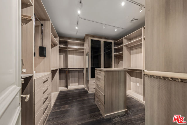 3170 KINGS Court, Los Angeles CA: https://media.crmls.org/mediaz/9ce3f022-3e12-458f-984c-d7c7bbcdae9e.jpg