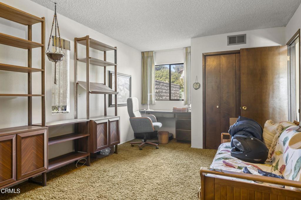 https://media.crmls.org/mediaz/9ce42daa-7dc3-4195-abb3-7461e1b1d4b0.jpg?preset=X-Large