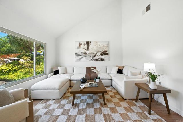 Detail Gallery Image 4 of 47 For 2165 Flying Hills Ln, El Cajon,  CA 92020 - 3 Beds | 2/1 Baths