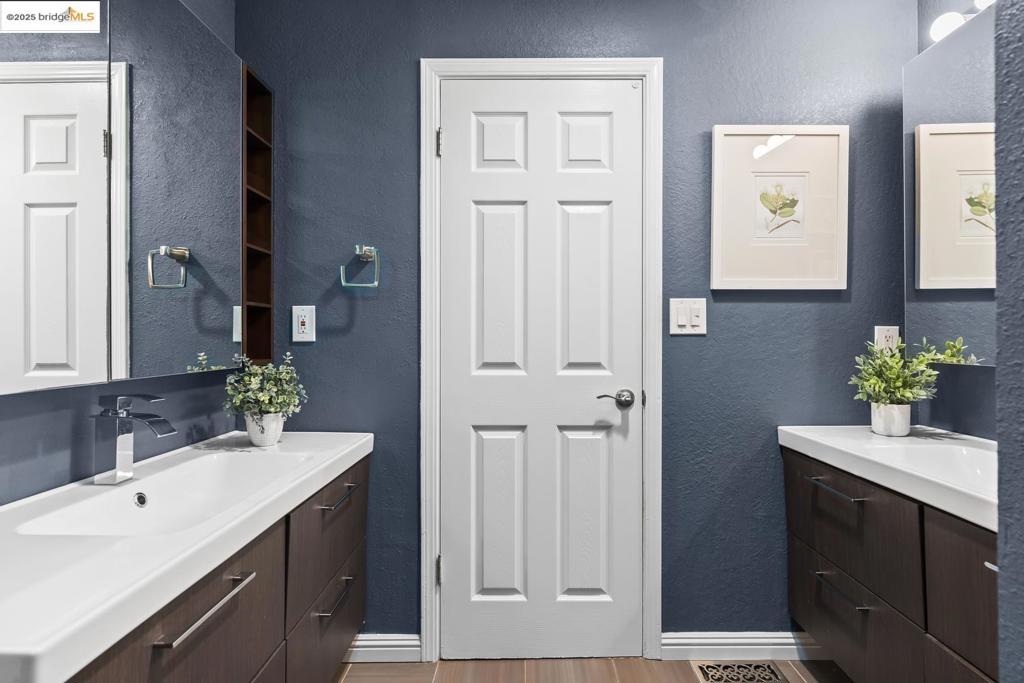 https://media.crmls.org/mediaz/9ce61b7f-5668-4a29-896d-396b8f97874b.jpg?preset=X-Large