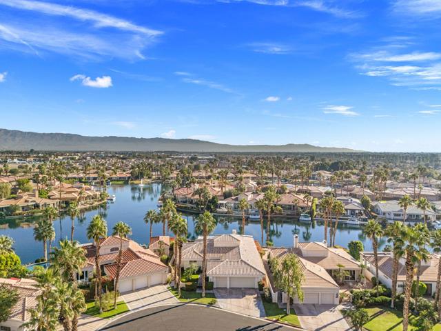 47560 Via Montigo, La Quinta CA: https://media.crmls.org/mediaz/9ce7b33d-7fd2-4684-99bd-947fe48c331b.jpg