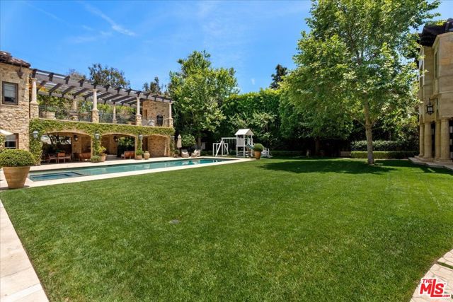 804 N Elm Drive, Beverly Hills CA: https://media.crmls.org/mediaz/9ce812fd-1690-4f8c-a663-a5cbb8bbc5b5.jpg
