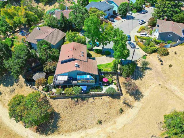 5295 Winifred Dr, Castro Valley CA: https://media.crmls.org/mediaz/9ce83443-97b9-48bc-9795-341405eb73ba.jpg