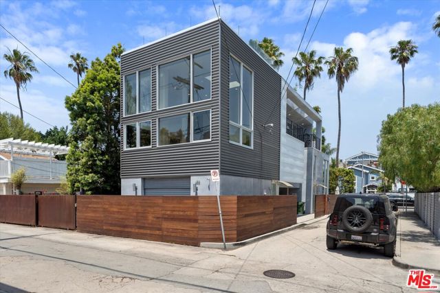 483 Carroll Canal Court, Venice CA: https://media.crmls.org/mediaz/9ce87554-af92-4a04-95c1-2bd5bb843f42.jpg