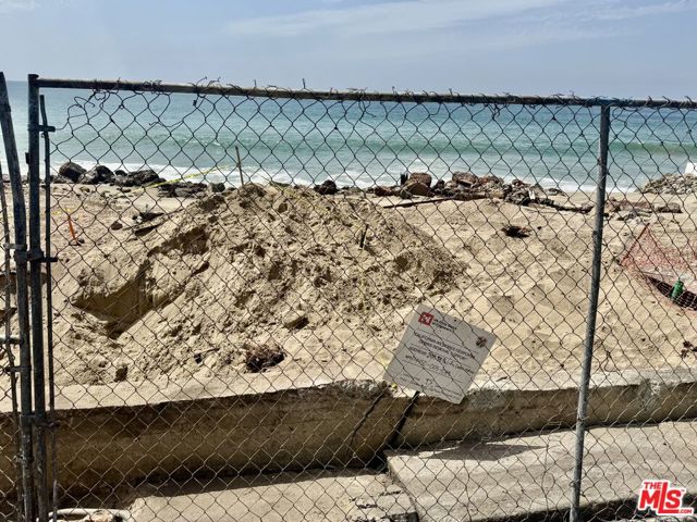 20538 Pacific Coast Highway, Malibu CA: https://media.crmls.org/mediaz/9ce89c87-5635-4add-bcc6-1deae04bb172.jpg