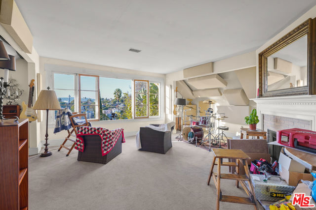656 Parkman Avenue, Los Angeles CA: https://media.crmls.org/mediaz/9ce91ac3-4f8a-4eb9-a983-925201790183.jpg
