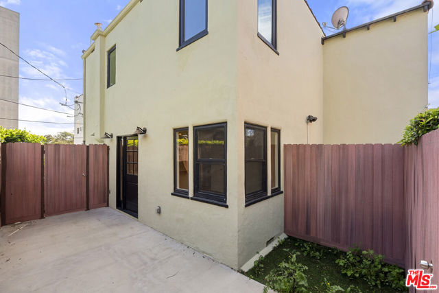 838 Hilldale, West Hollywood CA: https://media.crmls.org/mediaz/9ce9d334-5fa2-4a4f-85a3-12bdfcd696fa.jpg