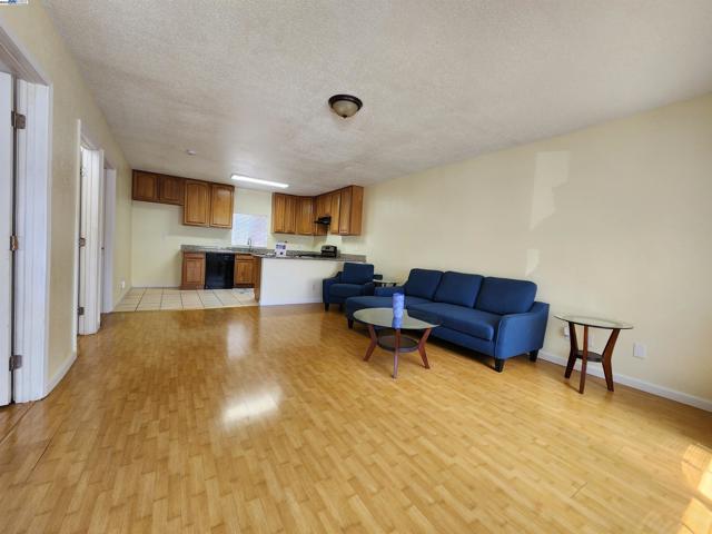 1050 37Th St, Oakland CA: https://media.crmls.org/mediaz/9cea16a6-03cd-495d-8833-a416cf2a8b57.jpg