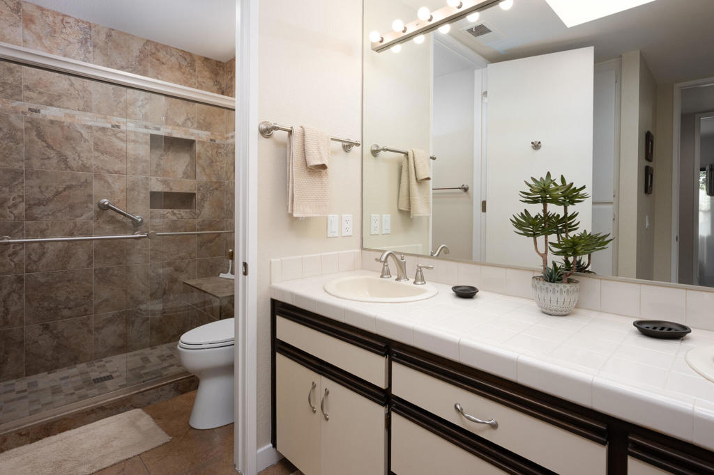 https://media.crmls.org/mediaz/9ceb4660-ab7d-4599-80de-7b589f5f2adc.jpg?preset=X-Large