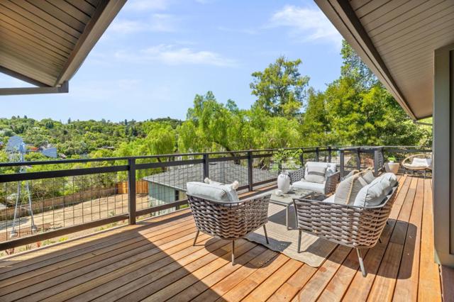522 Summit Drive, Redwood City CA: https://media.crmls.org/mediaz/9cec0bf8-da97-4f6d-a711-8a4e6cc752f3.jpg