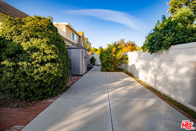 27003 Rio Prado Drive, Valencia CA: https://media.crmls.org/mediaz/9cece412-de86-4268-9562-a4aebac595ca.jpg
