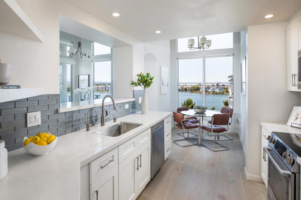 https://media.crmls.org/mediaz/9cee41a8-533f-4fec-a3be-b471851dca40.jpg?preset=X-Large
