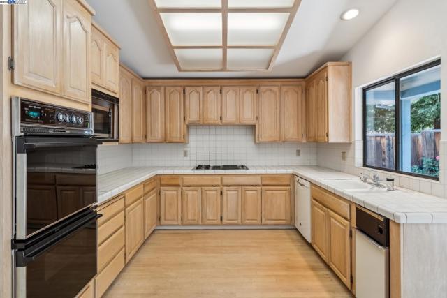 208 Heritage Ln, Pleasanton CA: https://media.crmls.org/mediaz/9ceee116-1458-48ee-b696-501ae0280911.jpg