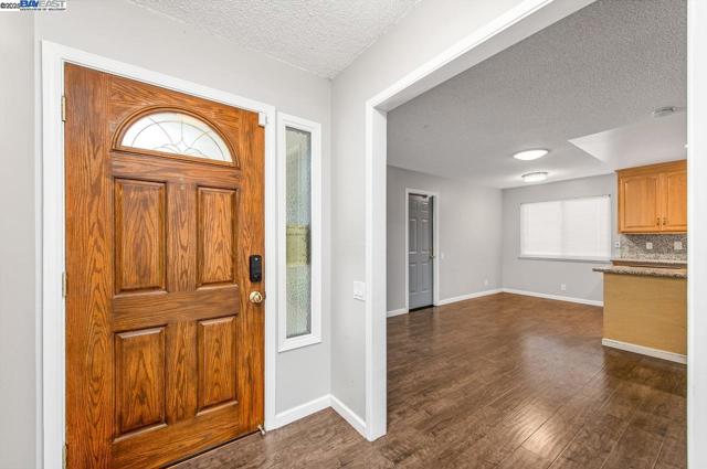 1059 Lakehurst Rd, Livermore CA: https://media.crmls.org/mediaz/9cf058e9-b973-406b-addd-91cbd99c156b.jpg