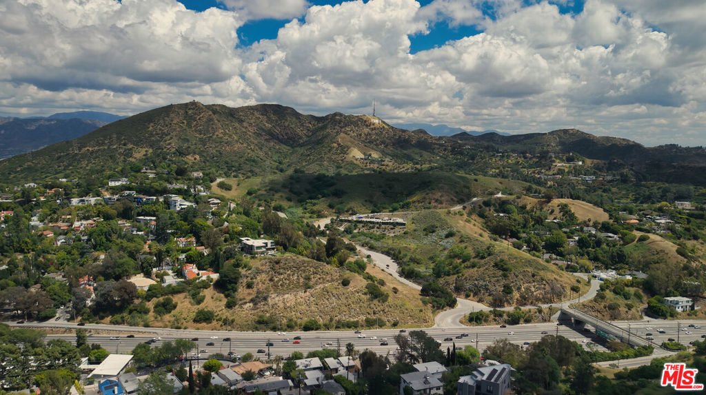 https://media.crmls.org/mediaz/9cf2ef30-42df-4bf9-a65f-2b6a67bb48d7.jpg?preset=X-Large