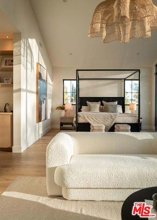 1008 Oakwood Avenue, Venice CA: https://media.crmls.org/mediaz/9cf36286-4eec-41f9-bb97-0f2134e5290e.jpg