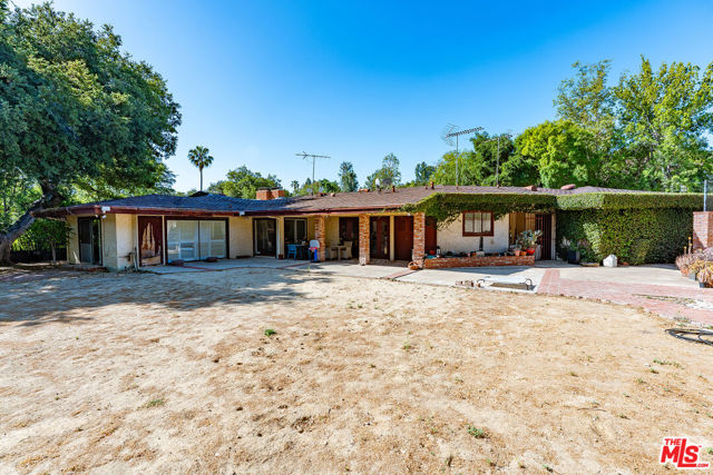16145 High Valley Place, Encino CA: https://media.crmls.org/mediaz/9cf3cba0-600f-4205-b940-90001e2eb9ef.jpg