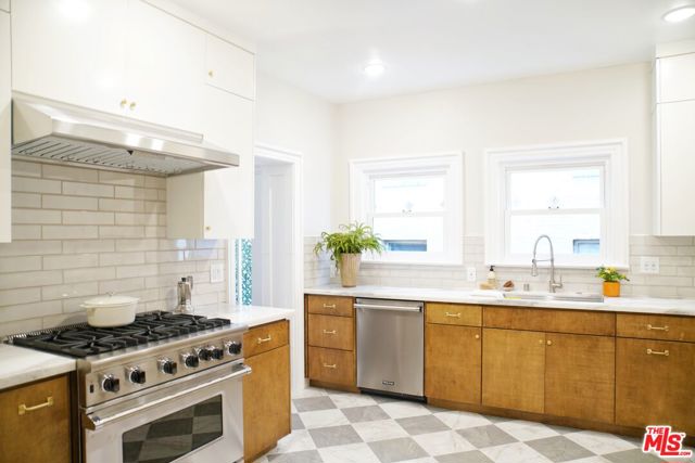 322 S Kingsley Drive, Los Angeles CA: https://media.crmls.org/mediaz/9cf4852c-b0af-4906-a06e-7a74cdb1cd8e.jpg