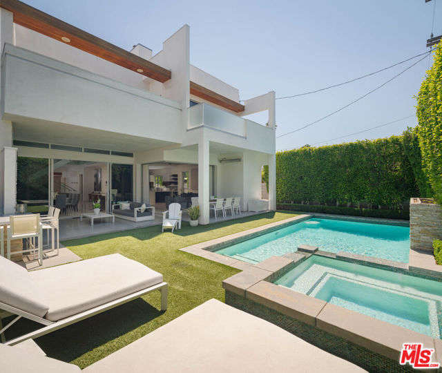 633 N Laurel Avenue, Los Angeles CA: https://media.crmls.org/mediaz/9cf5a0e8-a781-43e2-8bd5-61432e989aaa.jpg
