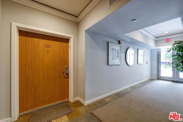130 N Swall Drive, Beverly Hills CA: https://media.crmls.org/mediaz/9cf6674a-9337-466d-a588-ad3bfdfbe819.jpg