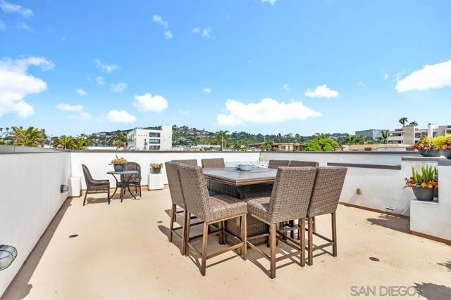 726 Silver Street, La Jolla CA: https://media.crmls.org/mediaz/9cf7a118-c87d-4fb3-b939-ad804b1ce16d.jpg