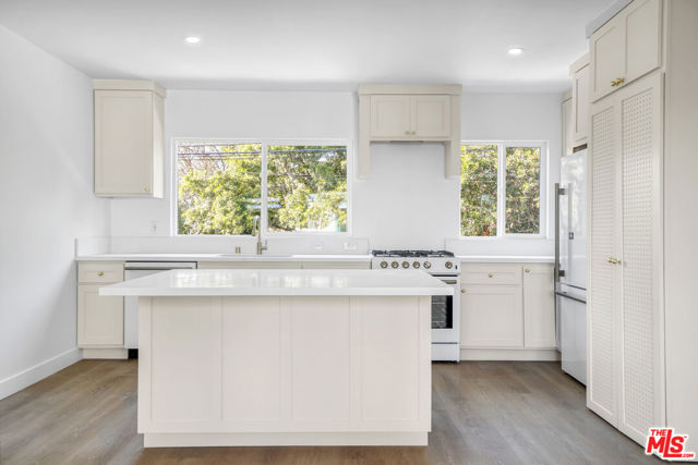 559 Sunset Avenue, Venice CA: https://media.crmls.org/mediaz/9cf7bc1a-b4c2-43b3-9ba4-6d7d4119e6ee.jpg