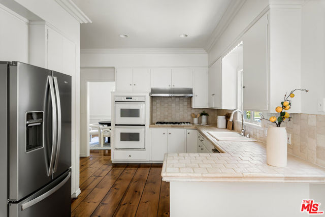 5700 Spring Oak Drive, Los Angeles CA: https://media.crmls.org/mediaz/9cf7c07e-dab4-4fd1-a216-17a2d407dba3.jpg