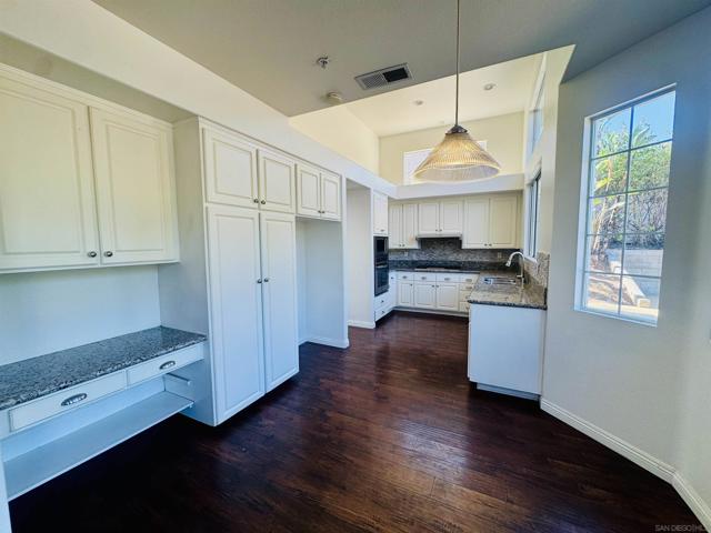2054 Vintage Pl., Escondido CA: https://media.crmls.org/mediaz/9cf95e33-e237-42ac-8267-02a429ec3316.jpg