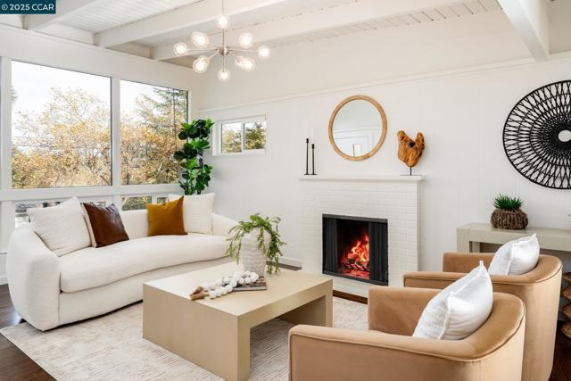 3337 S Lucille Ln, Lafayette CA: https://media.crmls.org/mediaz/9cf9a7b8-ad94-4267-ad29-314b3dc9db02.jpg