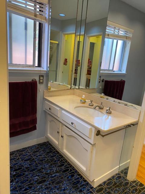 1683 Escalante Way, Burlingame CA: https://media.crmls.org/mediaz/9cf9e7bc-9aa0-414d-b313-c5332d6193af.jpg