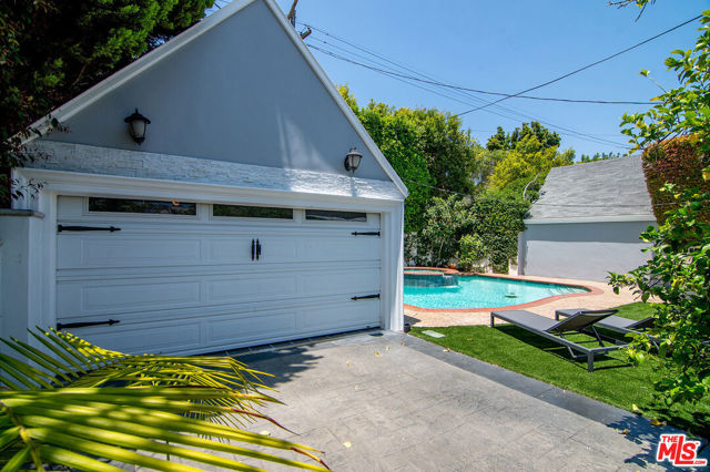 1067 Hi Point Street, Los Angeles CA: https://media.crmls.org/mediaz/9cfb165b-47a9-4c39-b17d-7163773754e4.jpg