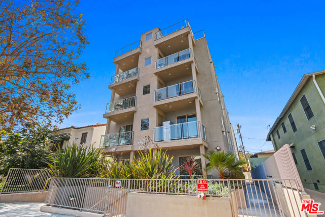 819 HOLT Avenue, Los Angeles CA: https://media.crmls.org/mediaz/9cfd190b-f7f1-4f93-a834-22816baf39c2.jpg