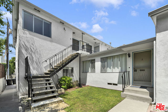 938 15th Street, Santa Monica CA: https://media.crmls.org/mediaz/9cff788b-f0e7-40dd-87e1-67825ce6647f.jpg