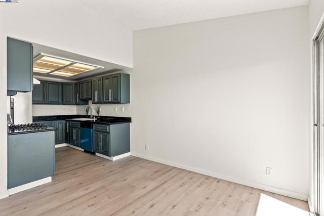 446 Bayview Cir, San Francisco CA: https://media.crmls.org/mediaz/9cff938d-37a0-4087-af6f-432b618b65ef.jpg