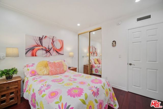 9520 Via Tivoli, Burbank CA: https://media.crmls.org/mediaz/9cffa2fb-4734-4638-9835-361c437405f7.jpg