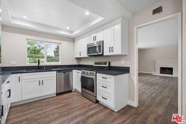 2749 Amber Wood Place, Thousand Oaks CA: https://media.crmls.org/mediaz/9d00e430-00e5-4653-9a01-7922cc541de4.jpg