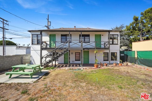 728 11th Street, Santa Monica CA: https://media.crmls.org/mediaz/9d0151e1-229a-4ec1-84d1-303d6a62a0a2.jpg