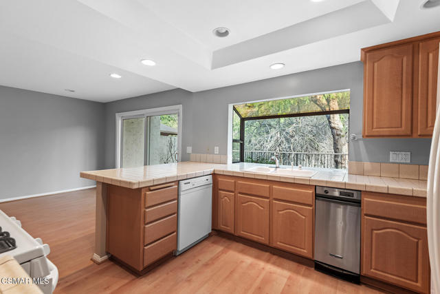 784 N Valley Drive, Westlake Village CA: https://media.crmls.org/mediaz/9d02d89b-8e9e-41d0-8cff-ee7f684de4d7.jpg