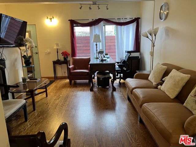 4575 Inglewood Boulevard, Culver City CA: https://media.crmls.org/mediaz/9d02dcac-4606-4f75-9fe7-b2932c1b264c.jpg