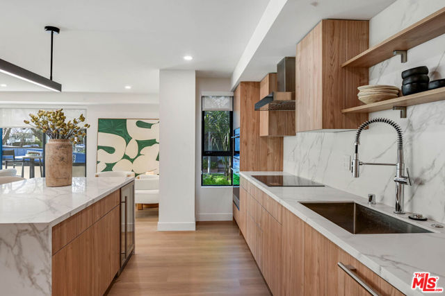 350 N Palm Drive, Beverly Hills CA: https://media.crmls.org/mediaz/9d0505ba-cf87-4554-afb8-9f04e25c37b2.jpg